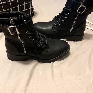 ☘️CLOSET PURGE SALE!☘️ Black combat boots